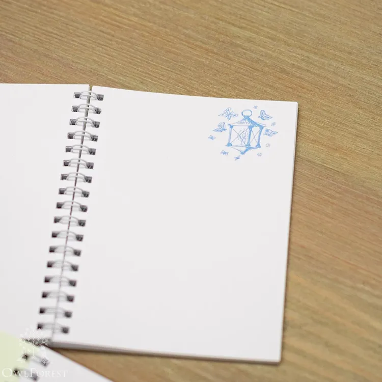 Блокнот А6 «Книжный шкаф с бабочками»